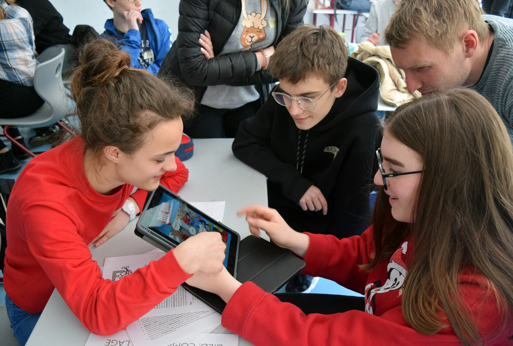 Projektarbeit: Schüler und Schülerinnen arbeiten am Tablet